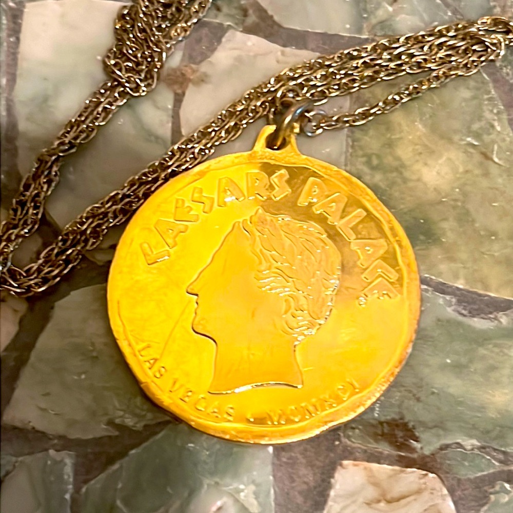 🔥VINTAGE CAESARS PALACE CHAIN PENDANT GOLD PLATED RETRO VEGAS MEDALLION